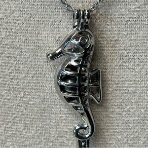 NEW Natural 7.8mm Pearl in Seahorse Pendant Necklace Stainless Steel